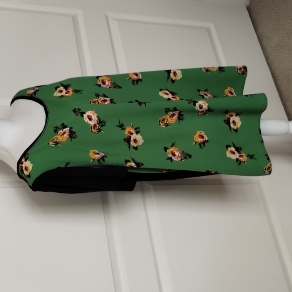 Lane Bryant Mixed material floral blouse size 18/20 short sleeve - Picture 3 of 11